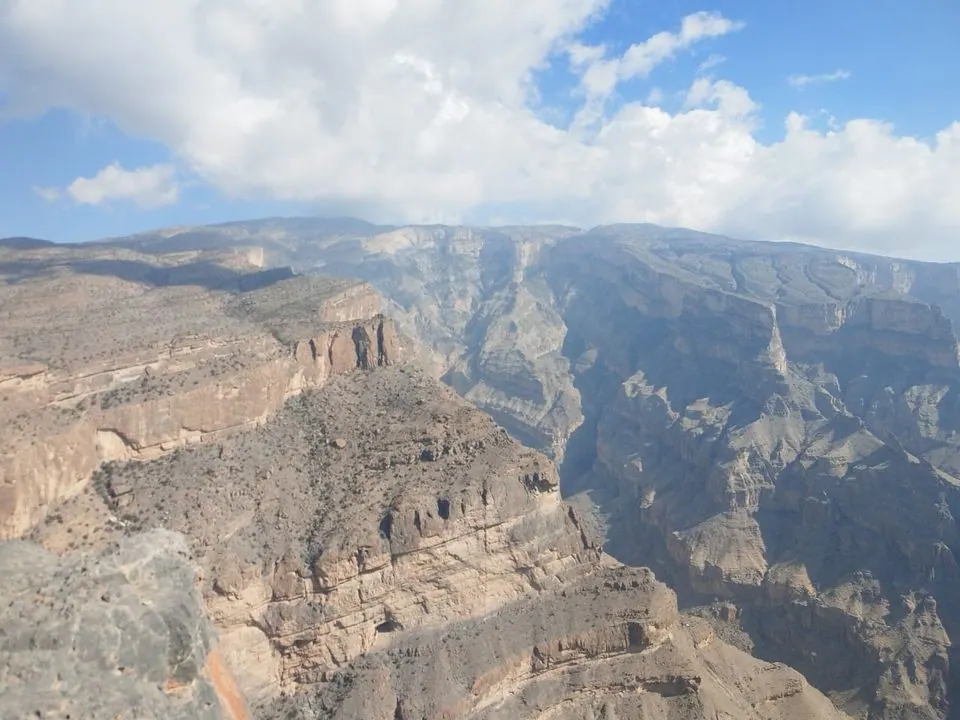 Falaises et grand canyon sous un ciel bleu.