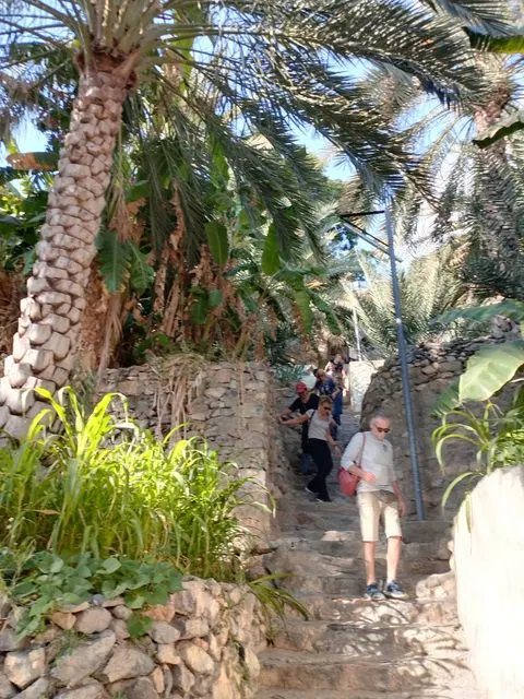 Canyon rocheux et bassin d’eau naturelle, avec des personnes visibles.