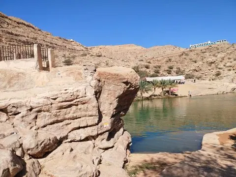 Canyon rocheux et bassin d’eau naturelle.