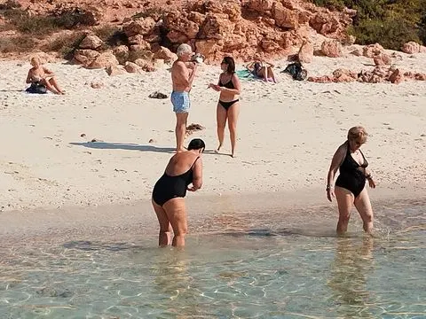 Canyon rocheux et bassin d’eau naturelle, avec des personnes visibles.