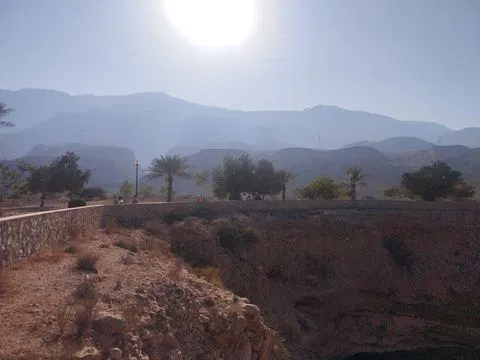 Paysage côtier avec plage et bateaux.