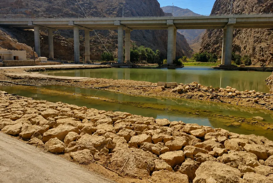 Pont traversant un paysage montagneux d’Oman