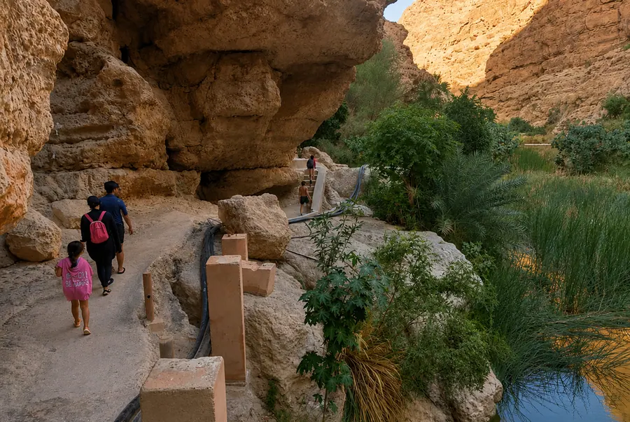 Marcheur dans un paysage de wadi à Oman