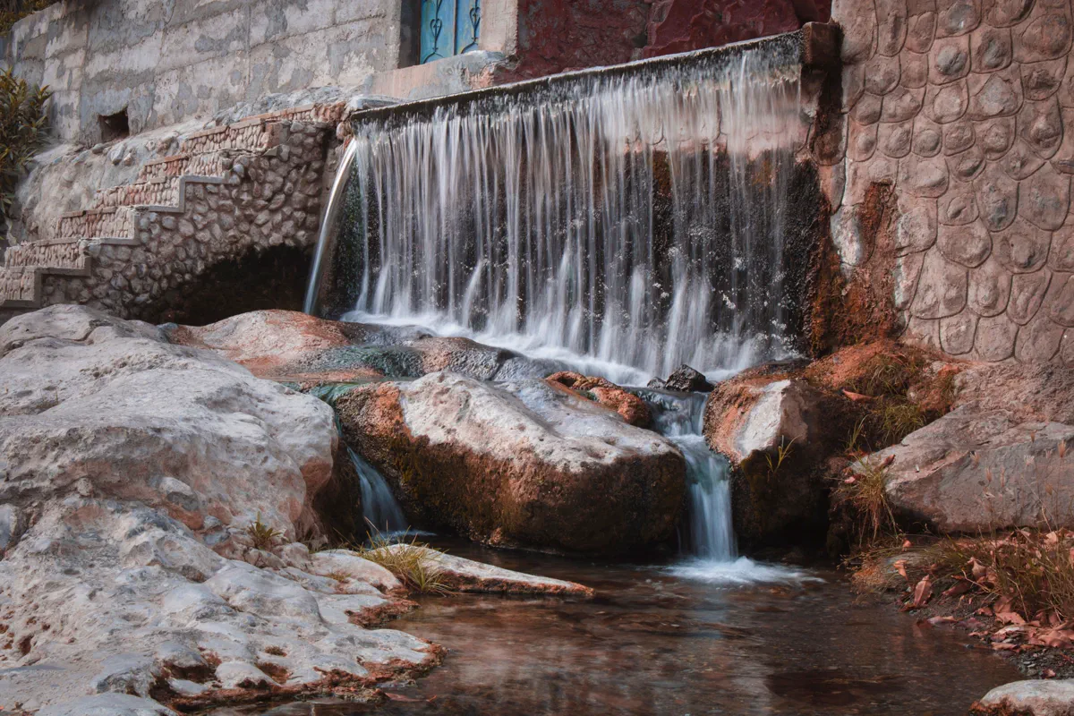 Eau claire dans un paysage rocheux d’Oman