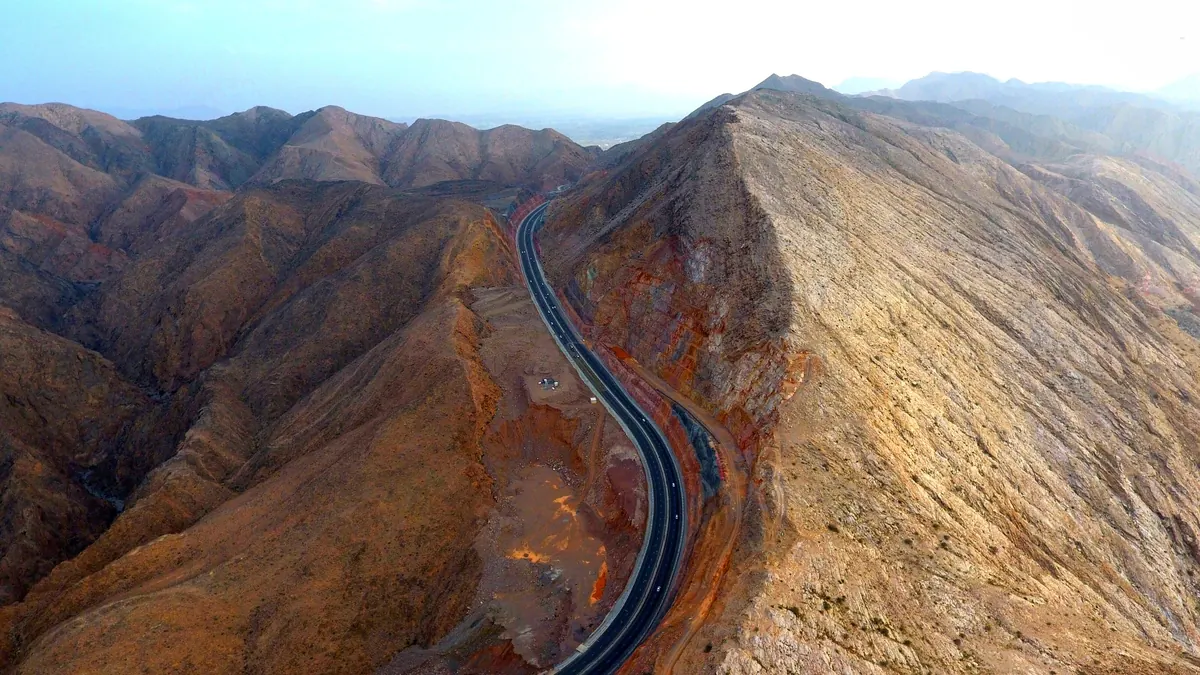 Parois rouges et reliefs escarpés des montagnes d’Oman