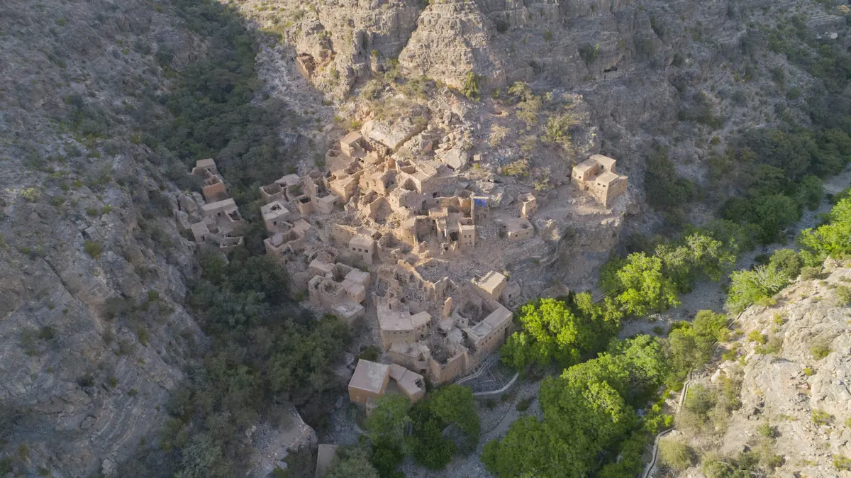 Vue aérienne d’un wadi omanais entre roches et végétation